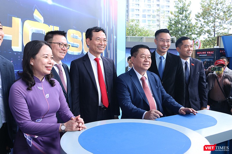 Lãnh đạo Đảng và Nhà nước chụp ảnh lưu niệm tại gian triển lãm của Đài Truyền hình Việt Nam (VTV)