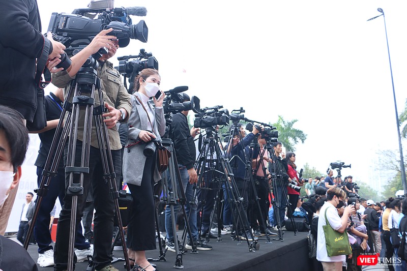 Các phóng viên truyền hình tác nghiệp tại sự kiện