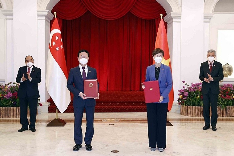 Bộ trưởng Bộ Thông tin và Truyền thông Nguyễn Mạnh Hùng và người đồng cấp phía Singapore ký biên bản ghi nhớ hợp tác CNTT-TT vào 25/2/2022