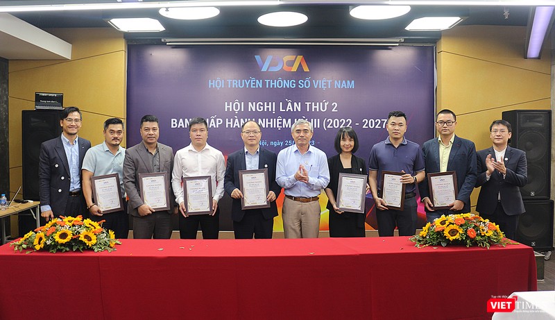 Ông Nguyễn Minh Hồng và lãnh đạo VDCA chụp ảnh với 7 hội viên cao cấp