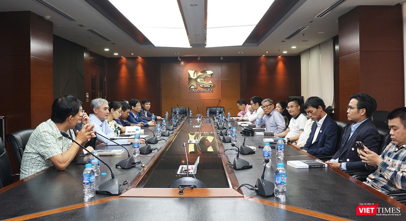 Các thành viên Ban thường vụ VDCA họp bàn chương trình hoạt động thời gian tới