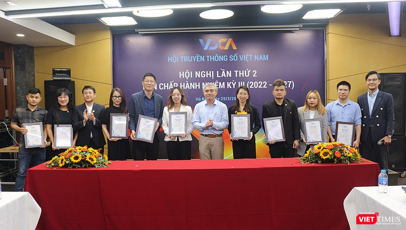 Các hội viên tập thể được trao chứng nhận