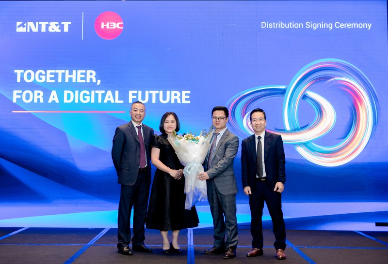 Bà Võ Thụy Cam Tuyền - Giám đốc kinh doanh NT&amp;T tặng hoa cho ông James Xu - Giám đốc quốc gia H3C Việt Nam