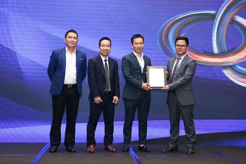 Ông James Xu trao chứng nhận đại lý cho đối tác