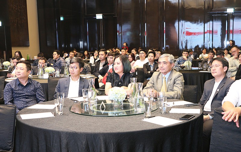 Lễ ký kết giữa NT&amp;T và H3C còn có sự tham dự của ông Nguyễn Minh Hồng - Chủ tịch Hội Truyền thông số Việt Nam, nguyên Thứ trưởng Bộ Thông tin và Truyền thông (thứ hai từ bên phải), ông Vũ Kiêm Văn - Phó Chủ tịch, Tổng thư ký Hội Truyền thông số Việt Nam (đầu tiên từ bên phải)