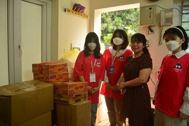 Trưởng ban tổ chức dự án Scribbles trao tận tay những món quà ý nghĩa tới trung tâm bảo trợ Xã hội III