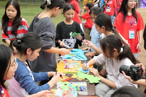 Các em nhỏ hào hứng tham gia các trò chơi