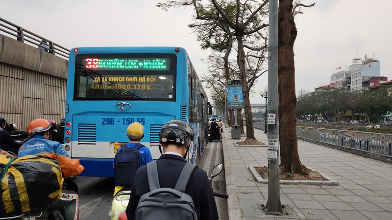 Làn đường hẹp trong khi có xe buýt lưu thông khiến lượng xe tắc nghẽn kéo dài hơn