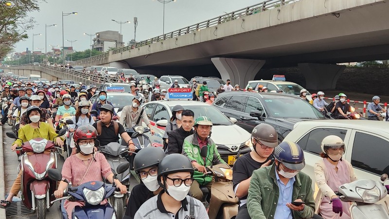 Đoạn đường Bưởi và vành đai 2 trên cao hướng về Cầu Giấy thường xuyên tắc nghẽn vào giờ tan tầm