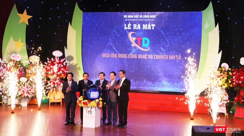 Các lãnh đạo Hội Nghệ nhân và Thương hiệu bấm nút ra mắt Viện Ứng dụng công nghệ và Chuyển đổi số