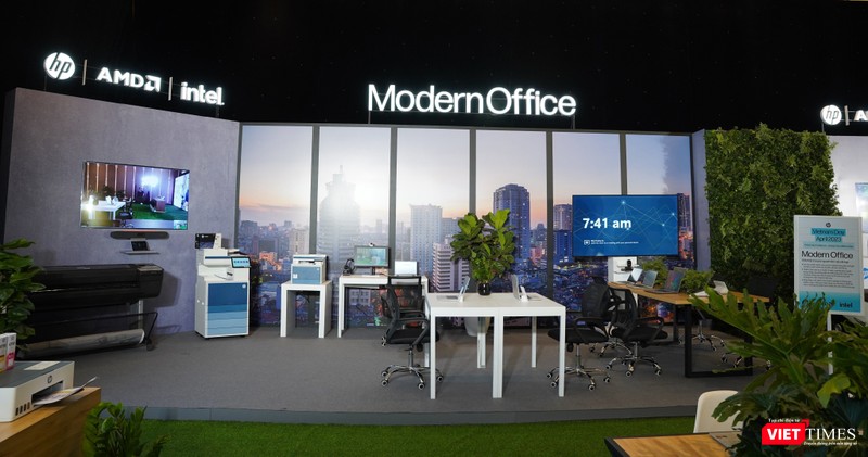 Mô hình văn phòng làm việc hiện đại của HP với các thiết bị do hãng này sản xuất - từ các mẫu laptop cho đến máy in, thiết bị hội nghị từ xa Poly, phụ kiện chơi game HyperX