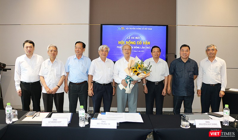 Thứ trưởng Bộ Thông tin và Truyền thông Nguyễn Huy Dũng tặng hoa cho Hội đồng cố vấn VDCA