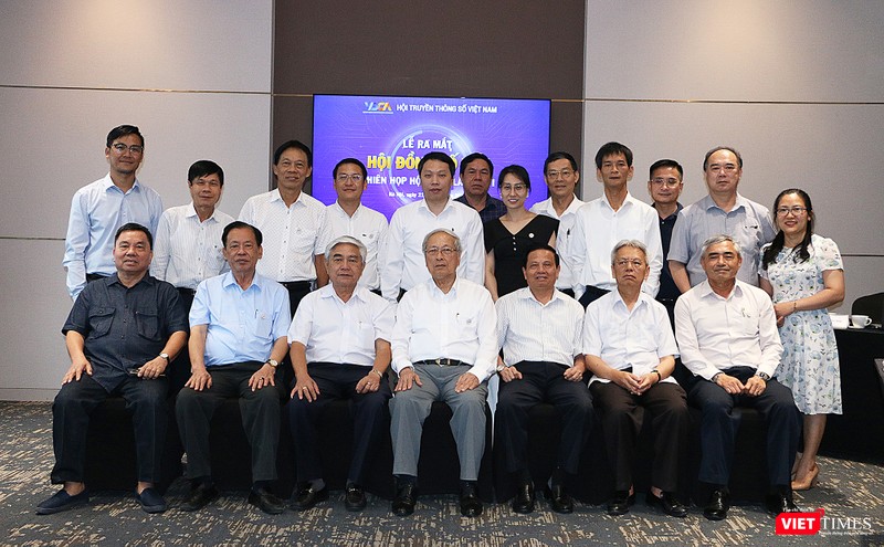 vt_hoi dong co van chup luu niem.jpg