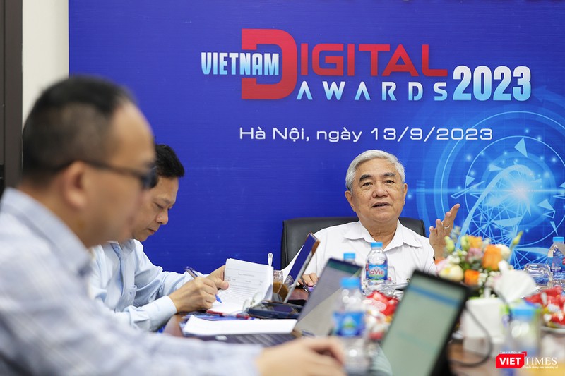 vt_hoi dong chung khao - nguyen quan.jpg