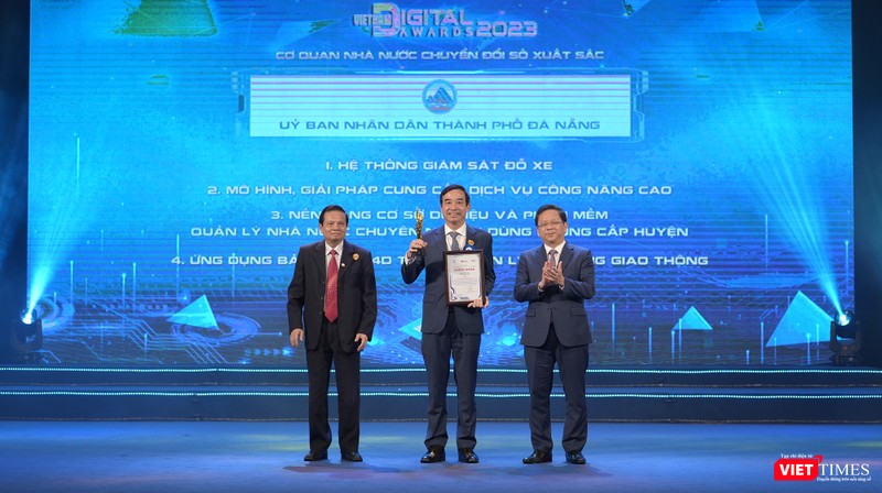 Ông Lê Trung Chinh đại diện TP Đà Nẵng nhận giải thưởng Chuyển đối số Việt Nam 2023