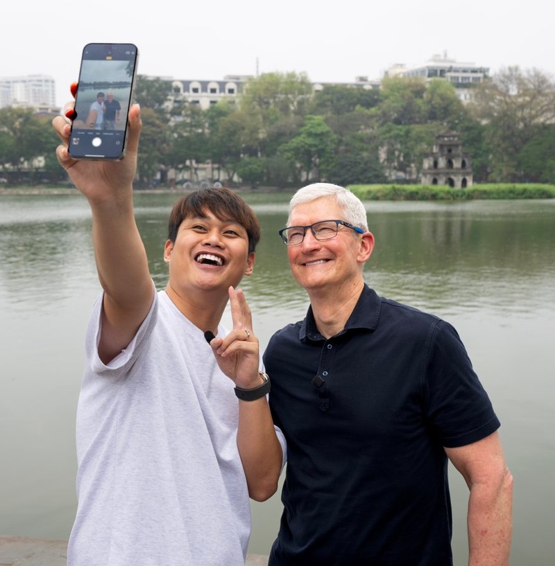Tim Cook và Duy Tham.jpg