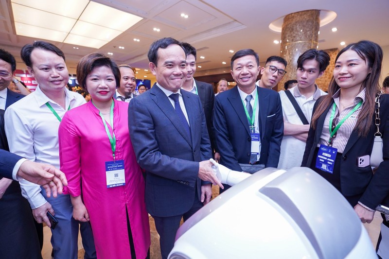 Pho Thu tuong tham gian hang MISA.jpg