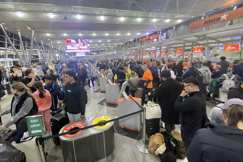 hanh khach tai san bay My.jpg