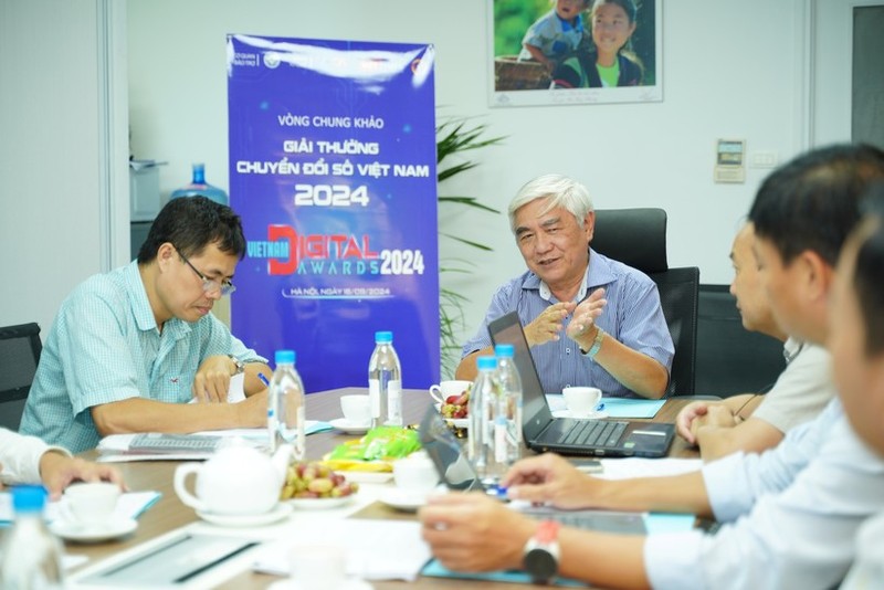 ong Nguyen Quan va hoi dong chung khao.jpg