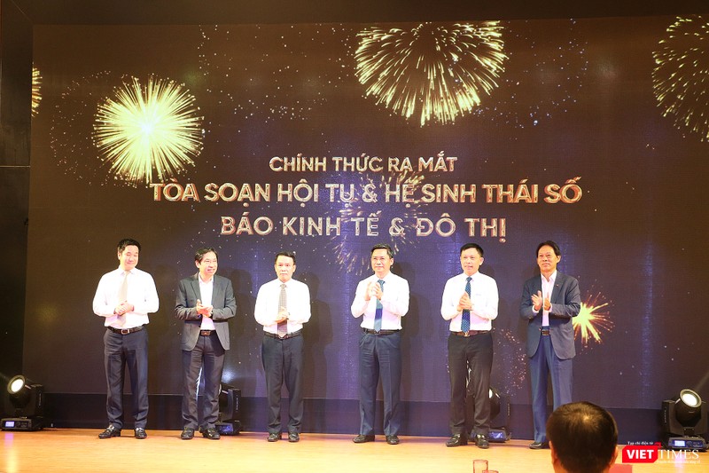 vt_ra mat toa soan hoi tu.jpg