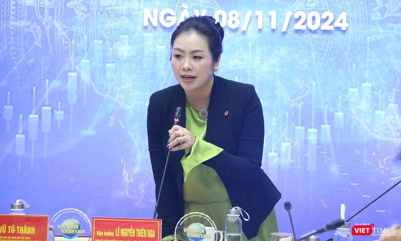 Bà Lê Nguyễn Thiên Nga, Viện trưởng Viện Quản trị chính sách và Chiến lược phát triển phát biểu đề dẫn tại Hội thảo