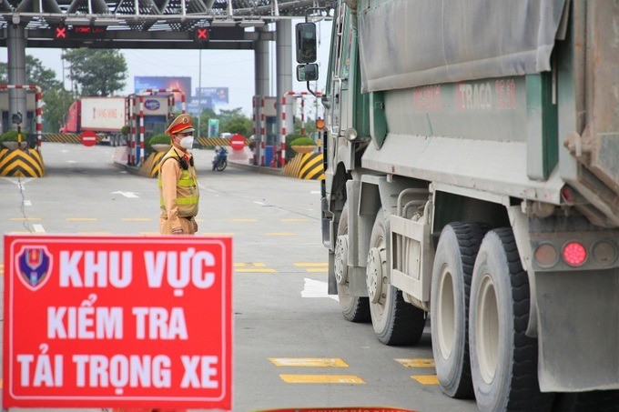 canh sat kiem tra trong tai xe.jpg