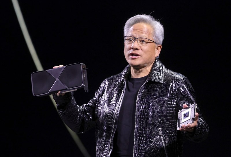 Jensen Huang chip RTX 5090.jpg