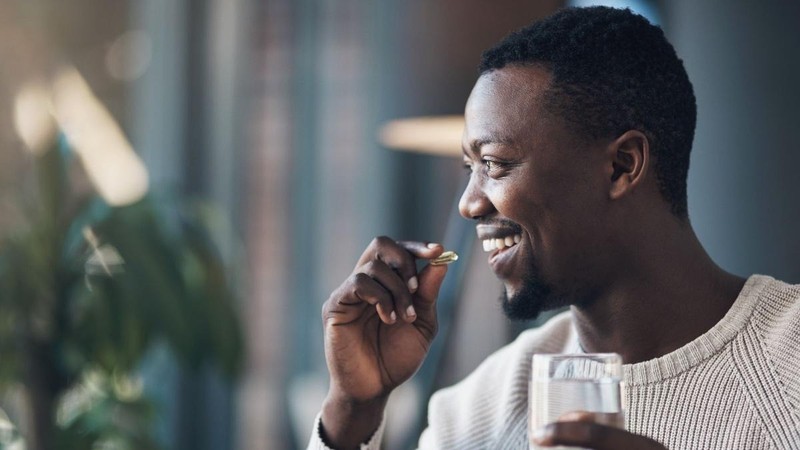 nam gioi uong thuoc.jpg