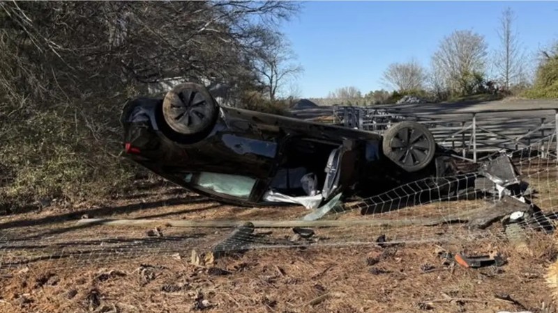 Xe Tesla bi lat - Reddit.jpg