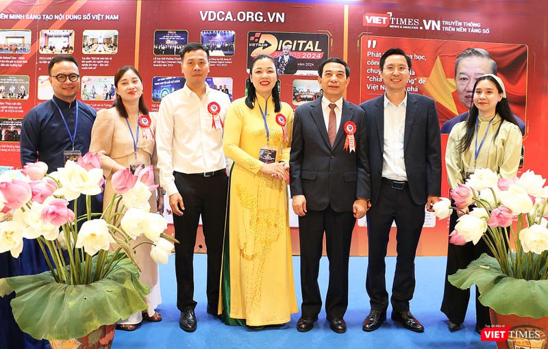 Đại tướng Phan Văn Giang - Bộ trưởng Bộ Quốc phòng thăm gian trưng bày của Hội Truyền thông số Việt Nam. 