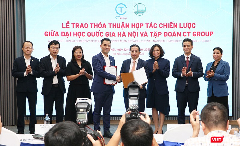 Đại diện ĐHQGHN và CT Group ký kết hợp tác