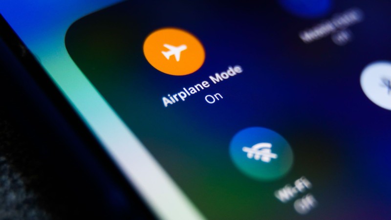 Chế độ máy bay trên điện thoại. Ảnh: Wired