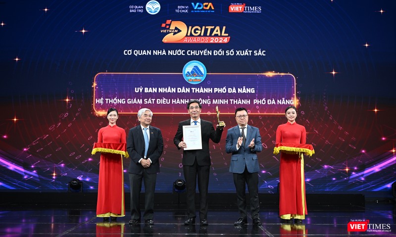 Ông Lê Quốc Minh, Ủy viên Trung ương Đảng, Phó trưởng ban Tuyên giáo và Dân vận Trung ương, Tổng biên tập báo Nhân Dân, Chủ tịch Hội nhà báo Việt Nam và TS Nguyễn Quân, nguyên Bộ trưởng Bộ Khoa học và Công nghệ trao cúp và chứng nhận vinh danh đơn vị đạt Giải thưởng Chuyển đổi số Việt Nam 2024.