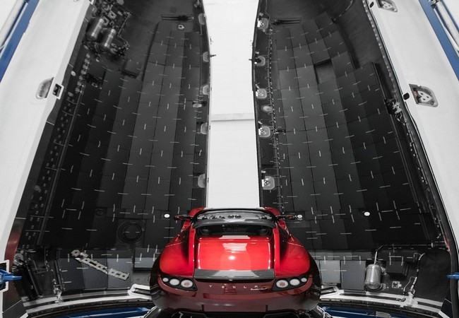Đây là chiếc Tesla Roadster mà Elon Musk đang chuẩn bị đưa lên sao Hỏa  ảnh 6
