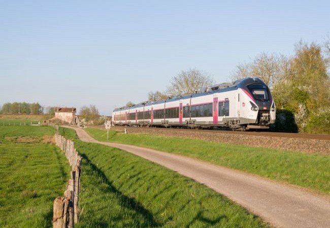 Dữ liệu hiện nay rất lớn và được tạo ra với tốc độ chóng mặt (Ảnh Techradar)