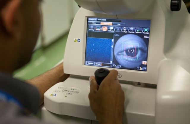Một kỹ thuật viên đang kiểm tra máy quét OCT (Ảnh DeepMind)
