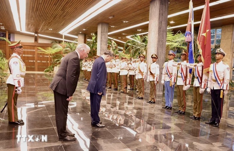 Tổng Bí thư, Chủ tịch nước Tô Lâm và Bí thư thứ nhất, Chủ tịch nước Miguel Díaz-Canel Bermudez cùng tới chào Quốc kỳ hai nước và Đội danh dự (Ảnh: TTXVN).