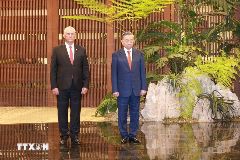 Tổng Bí thư, Chủ tịch nước Tô Lâm và Bí thư thứ nhất Đảng Cộng sản Cuba, Chủ tịch Cuba Miguel Díaz-Canel Bermudez thực hiện nghi lễ chào cờ (Ảnh: TTXVN).
