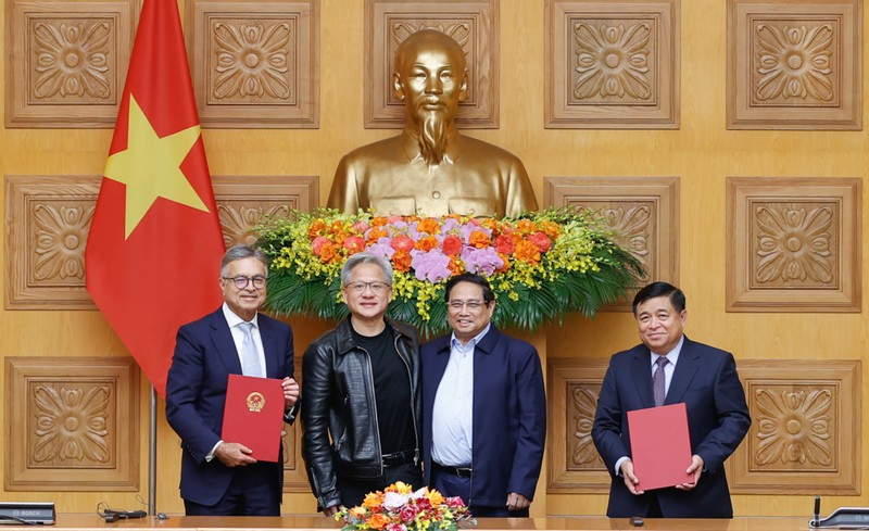 Thủ tướng Phạm Minh Chính và ông Jensen Huang chứng kiến lễ ký thỏa thuận hợp tác giữa Chính phủ Việt Nam và tập đoàn NVIDIA. Ảnh: VGP.
