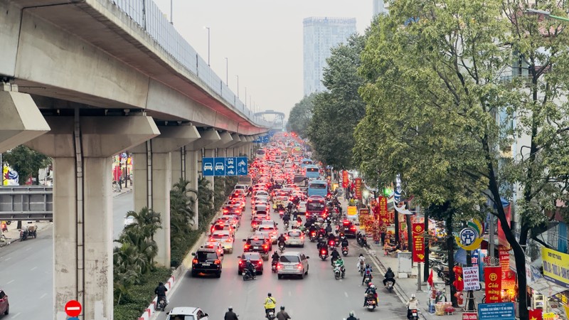 Hôm nay 24/1 (tức 25/12 âm lịch), ngày làm việc cuối cùng trước kỳ nghỉ lễ Tết Ất Tỵ 2025 kéo dài 9 ngày. Lưu lượng phương tiện di chuyển trên các tuyến phố Thủ đô rất đông. Trong ảnh là tuyến đường Quang Trung, Hà Đông hướng đi Chương Mỹ.
