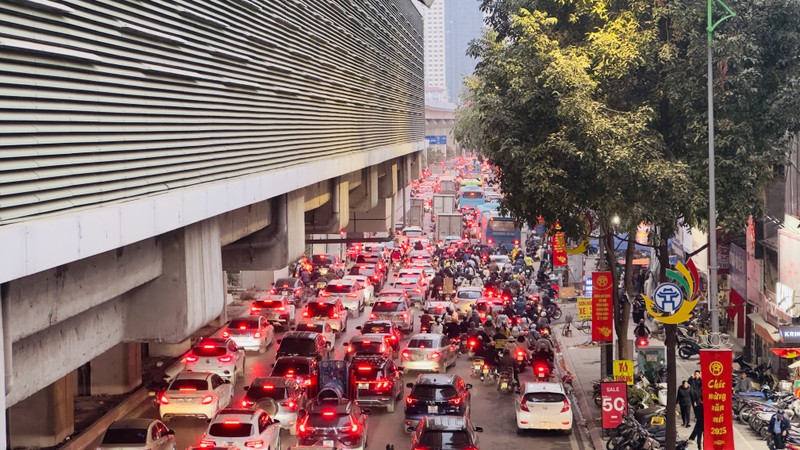 Tại các nút giao lớn, dòng xe xếp hàng dài. Trong ảnh là tuyến đường Quang Trung, Hà Đông hướng vào trung tâm Hà Nội.