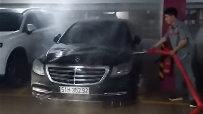 Ca sĩ Duy Mạnh khởi kiện công ty Mercedes - Benz Việt Nam vì chiếc ô tô trị giá 5 tỷ đồng của anh bốc cháy trong bãi xe chung cư. Ảnh: FBNV.