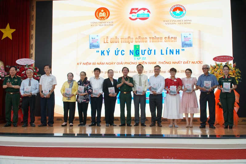 Ban Chỉ đạo Công trình sách Ký Người lính tặng sách cho các đại biểu.