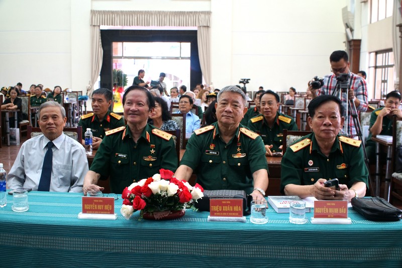 Các tướng lĩnh AHLLVTND và đại biểu tham dự buổi lễ.