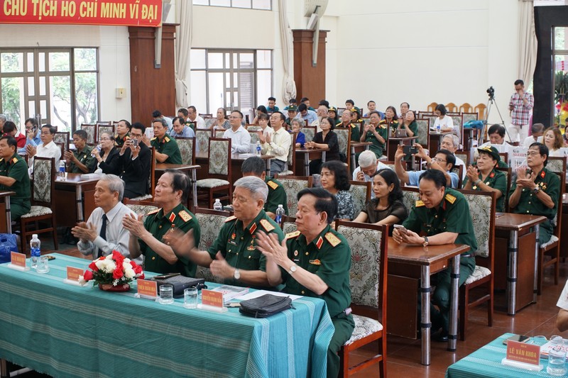 Toàn cảnh buổi ra mắt tập 22 sách Ký ức Người lính.JPG