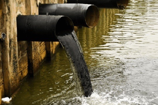 UBND TP Đà Nẵng vừa ra quyết định xử phạt vi phạm hành chính trên lĩnh vực môi trường đối với 4 doanh nghiệp trên địa bàn. Ảnh minh hoạ