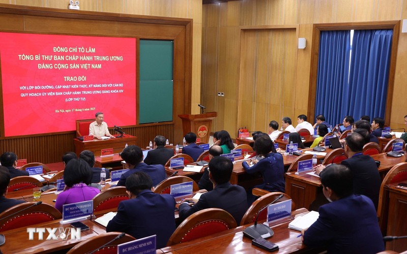 Tổng Bí thư Tô Lâm với các học viên Lớp Bồi dưỡng, cập nhật kiến thức, kỹ năng đối với cán bộ quy hoạch Ủy viên Ban Chấp hành Trung ương Đảng khóa 14 (Lớp thứ tư). (Ảnh: Văn Điệp/TTXVN)