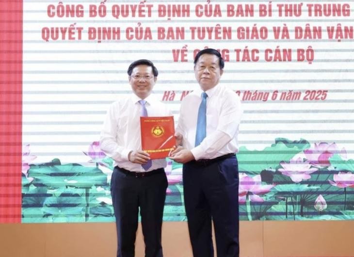 Trưởng Ban Tuyên giáo và Dân vận Trung ương Nguyễn Trọng Nghĩa trao quyết định của Ban Bí thư cho ông Trần Thanh Lâm. Ảnh: TTXVN