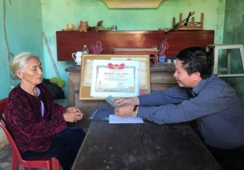 Nhà báo Vũ Hải Quang, Phó tổng giám đốc VOV, trao tiền hỗ trợ cụ Phan Thị Nuôi để giúp cụ trang trải món nợ vay mượn khi đi tìm mộ chồng – một nghĩa cử như nén tâm nhang tri ân người liệt sĩ đã hy sinh vì Tổ quốc.