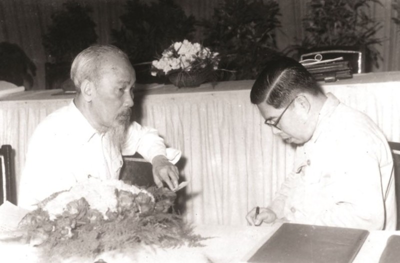 Bác Hồ với GS Trần Đại Nghĩa. Ảnh tư liệu